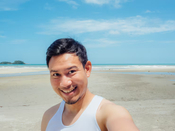 files/feliz-homem-asiatico-selfie-mesmo-ligado-a-ensolarado-verao-praia_39688-1406.avif