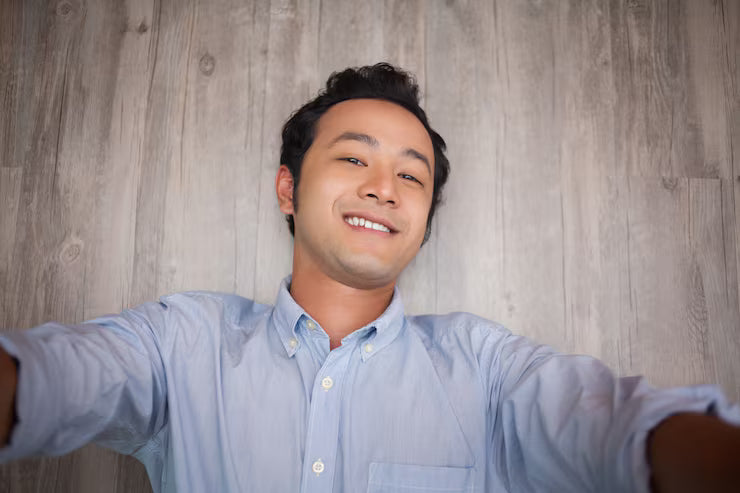 files/homem-de-negocios-asiatico-tomada-selfie-feliz-no-assoalho_1262-2070.avif